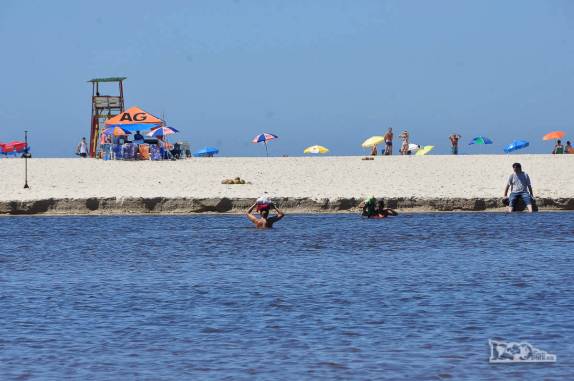 Com todo o cuidado, a Ana caminha na parte mais profunda da lagoa na Guarda do Embaú, litoral sul de Santa Catarina